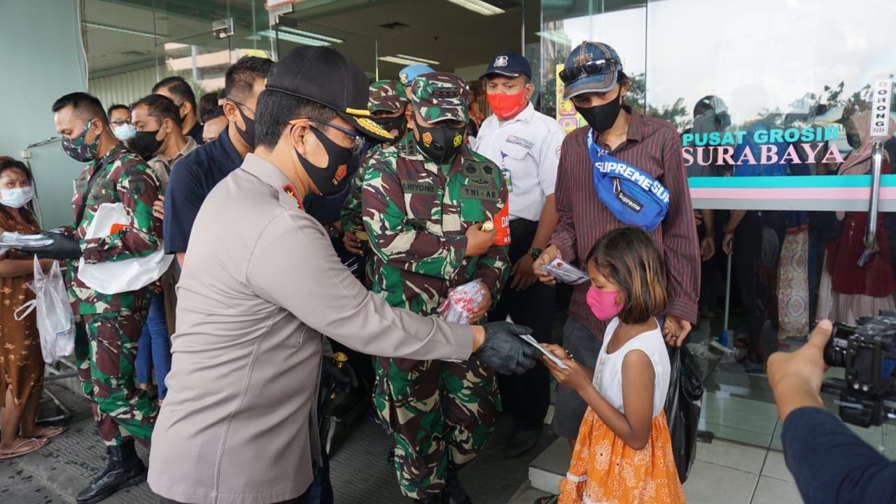 Forkopimda Jatim Bagikan 25 Ribu Masker Pengunjung dan Pedagang di PGS
