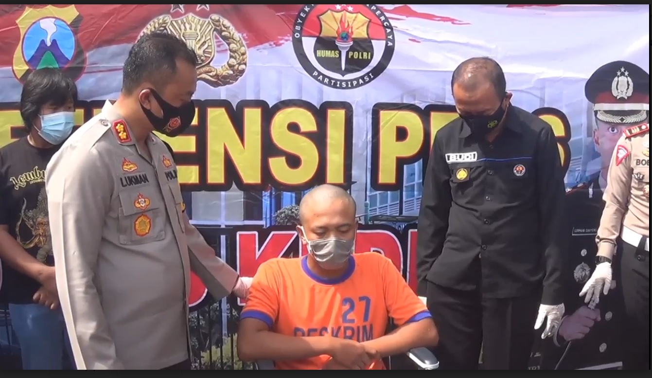 Kapolres Kediri, AKBP Lukman Cahyono menanyai tersangka Himawan terkait motif pembunuhan sopir taksi online yang ia lakukan (Foto / Metro TV)