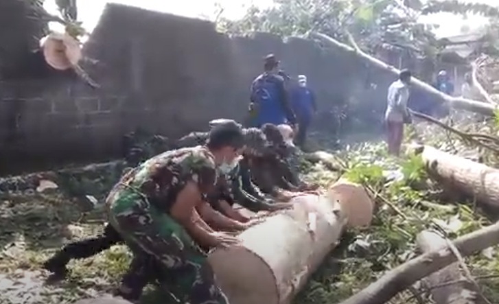 Puting Beliung Sapu Tiga Kecamatan di Blitar, Ratusan Rumah Rusak