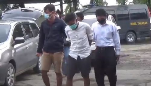 Salah satu pelaku pengeroyokan diringkus petugas Satreskrim Polres Bangkalan. (metrotv)
