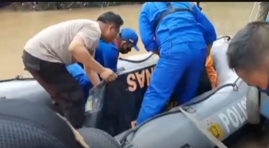 Tercebur! Naik Perahu Tambang, Pemotor Tewas Mengapung