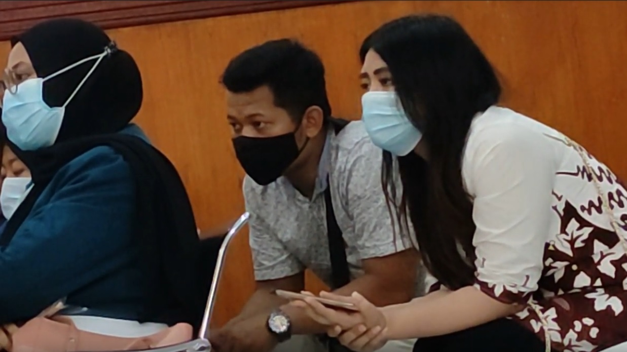 Mella Rossa saat menyaksikan jalannya sidang pembacaan vonis  di PN Sidoarjo. (metrotv)