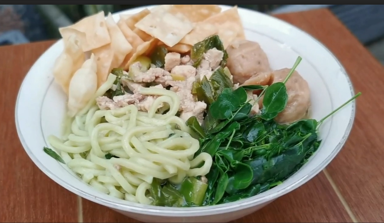 Mencicipi Mie Ayam Sehat Berbahan Daun Luntas dan Kelor