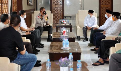 Wakapolda Jawa Timur Brigjen Pol Slamet Hadi Supraptoyo bertemu pimpinan wilayah Dewan Masjid Indonesia (DMI) Jatim (Foto/ Clicks.id)