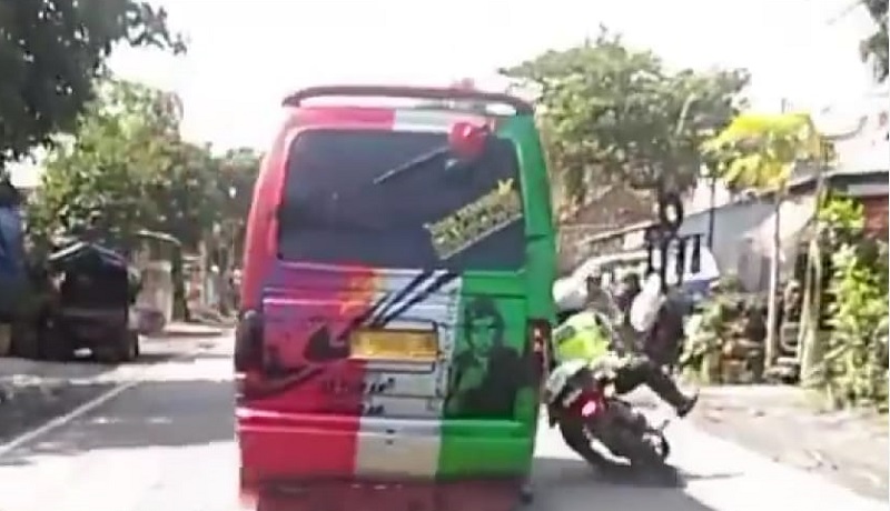 Polisi Buru Sopir MPU Penabrak Polisi