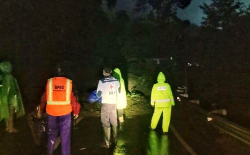 Jalan Raya Malang-Kediri tertputus setelah tertimbun longsor (Foto/ Metro TV)