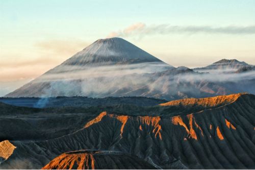 Gunung Semeru tidak menunjukkan anomali dalam aktivitas seismik saat warga Malang mendengar suara dentuman.