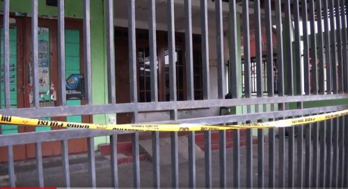Kondisi rumah di Jalan Raya Meri, Kuwung, Kecamatan Kranggan, Kota Mojokerto usai digerebek polisi. (metrotv)
