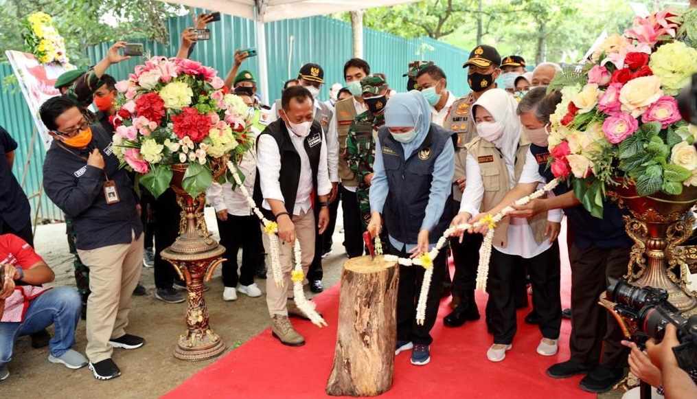Gubernur Jawa Timur, Khofifah Indar Parawansa meresmikan Rumah Sakit Lapangan Joglo Dungus, Madiun (Foto / Clicks.id)