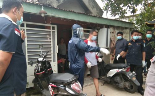 Tersangka Bagus saat diamankan dari rumahnya setelah menjadi pengedar sabu (Foto / Metro TV)