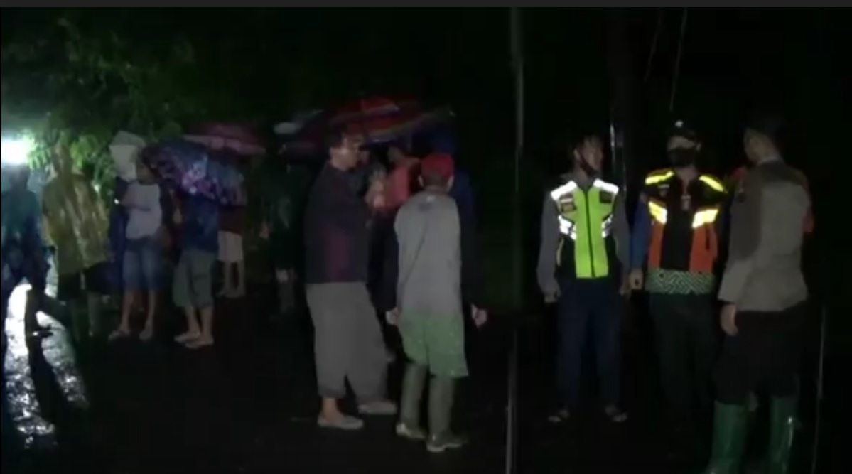 Aparat kepolisian dan warga bersiaga di lokasi terjadinya longsor. (metrotv)