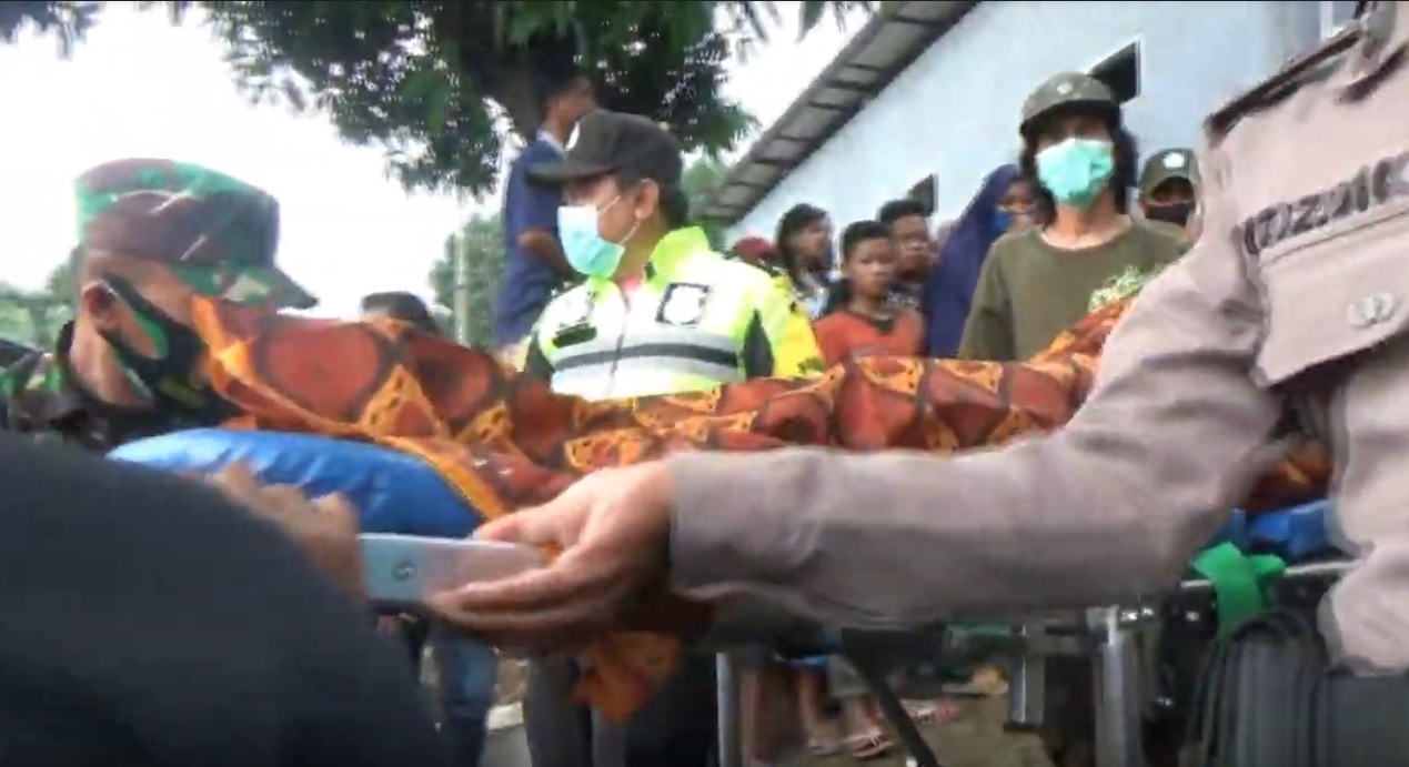 Petugas mengevakuasi jenazah korban banjir di Pasuruan. (metrotv)