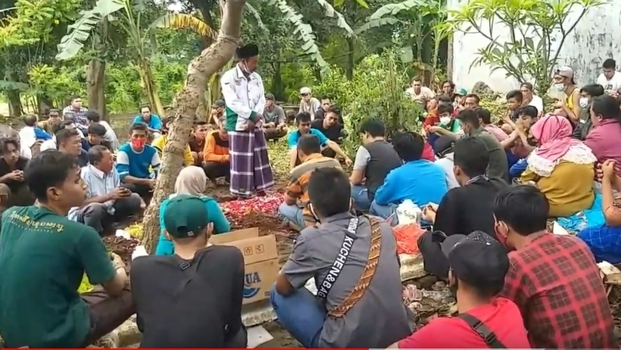 Pemakaman dua korban banjir di Pasuruan, Jawa Timur (metrotv)