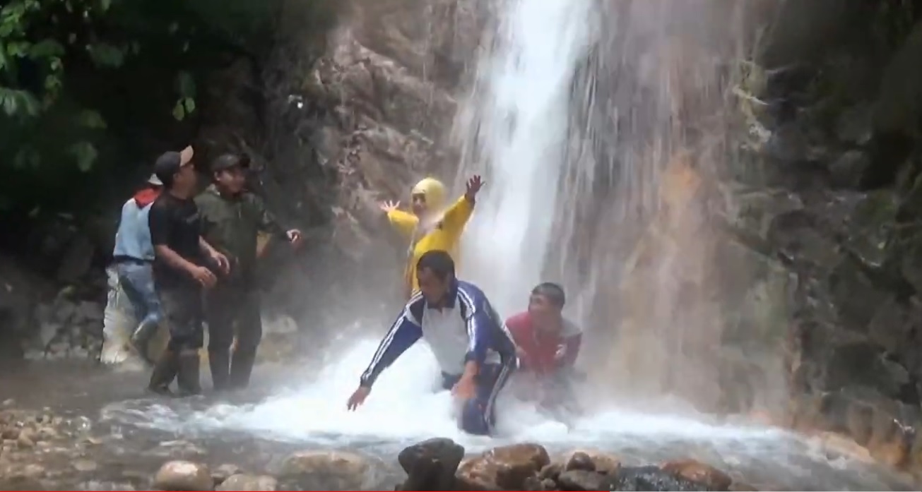 Sejumlah pengunjung tengah menikmati air terjun baru di Lereng Gunung Lawu (Foto / Metro TV)