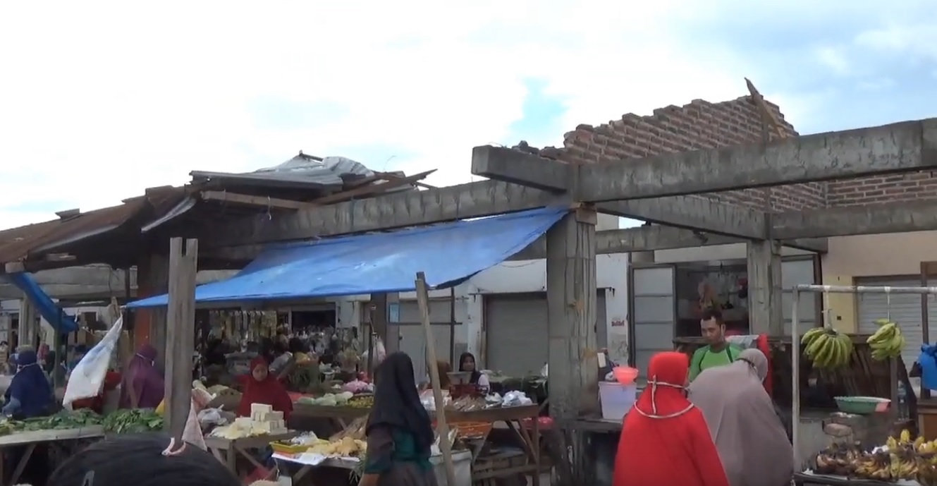 Kondisi atap kios pasar Desa Balongdowo, Kecamatan Candi, Sidoarjo porak-poranda diterjang puting beliung (Foto / Metro TV)