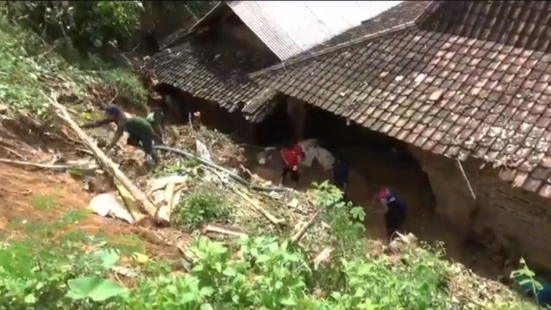 Kondisi empat rumah di  Desa Singgahan, Kecamatan Pulung, Kabupaten Ponorogo yang diterjang longsor (Foto / Metro TV)