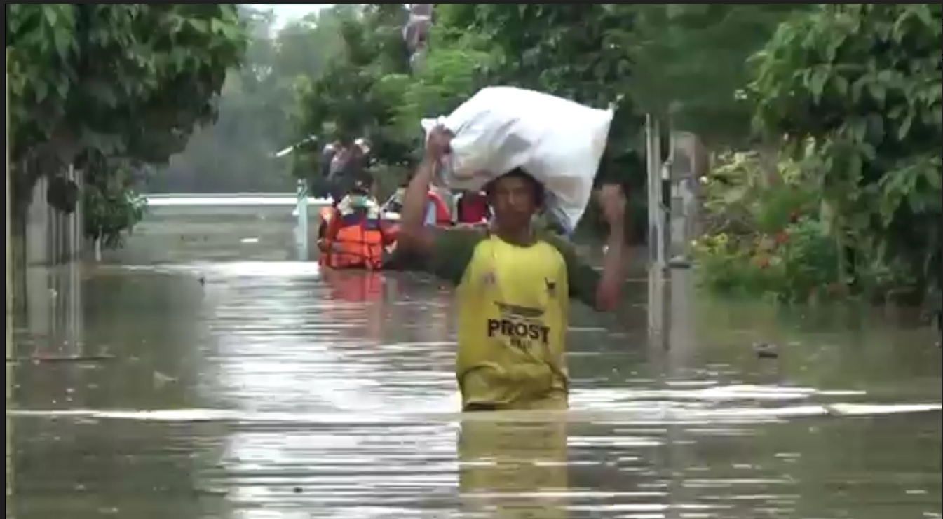 Sejumlah warga di Desa Gondangmanis mengevakuasi barang berharga ke tempat yang aman setelah terendam banjir (Foto / Metro TV)