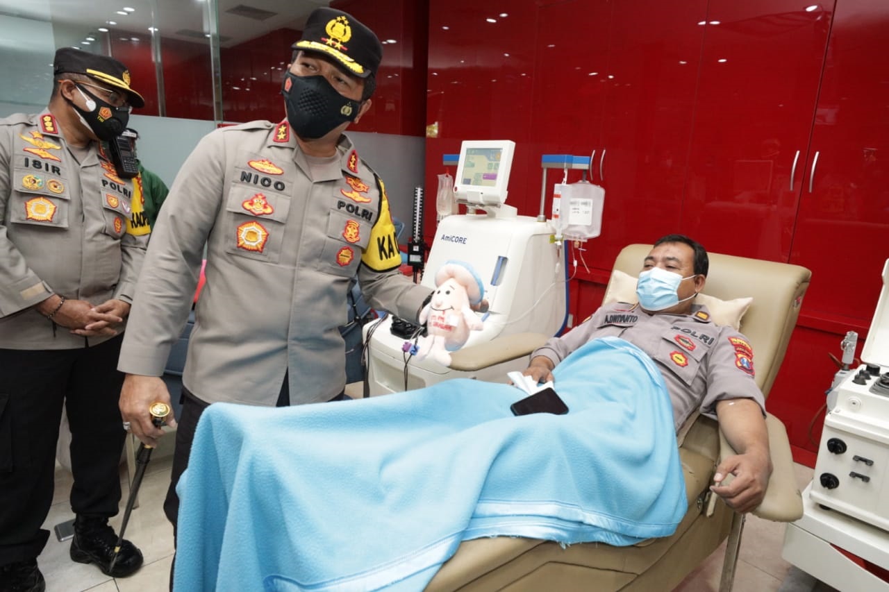 Kapolda Jawa Timur, Irjen Pol Nico Afinta saat mengecek anggota yang donor plasma konvalesen di Palang Merah Indonesia (PMI) Surabaya (Foto / Clicks.id) 