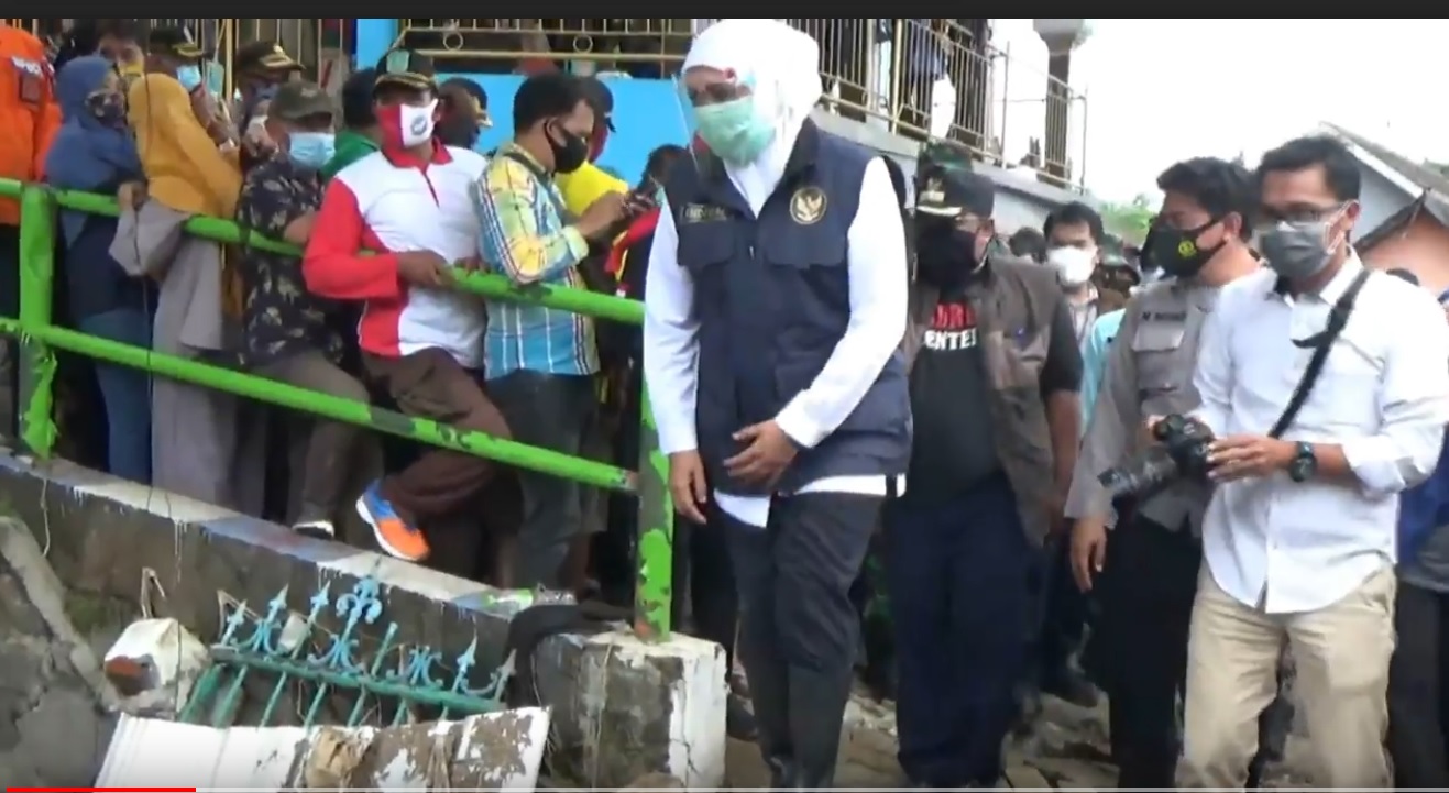  Gubernur Jawa Timur, Khofifah Indar Parawansa mengunjungi lokasi banjir di Desa Kepulungan, Kecamatan Gempol Kabupaten Pasuruan (Foto / Metro TV)