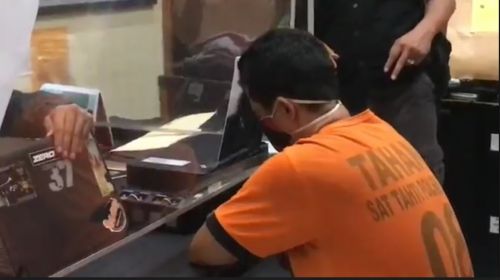 Tersangka Bambang diperiksa penyidik setelah mencabuli muridnya (Foto / Metro TV) 