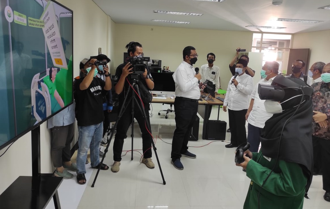 Salah satu mahasiswa Fakultas Kedokteran sedang menggunakan fasiltas VR untuk praktikum proses persalinan (Foto / Clicks.id)