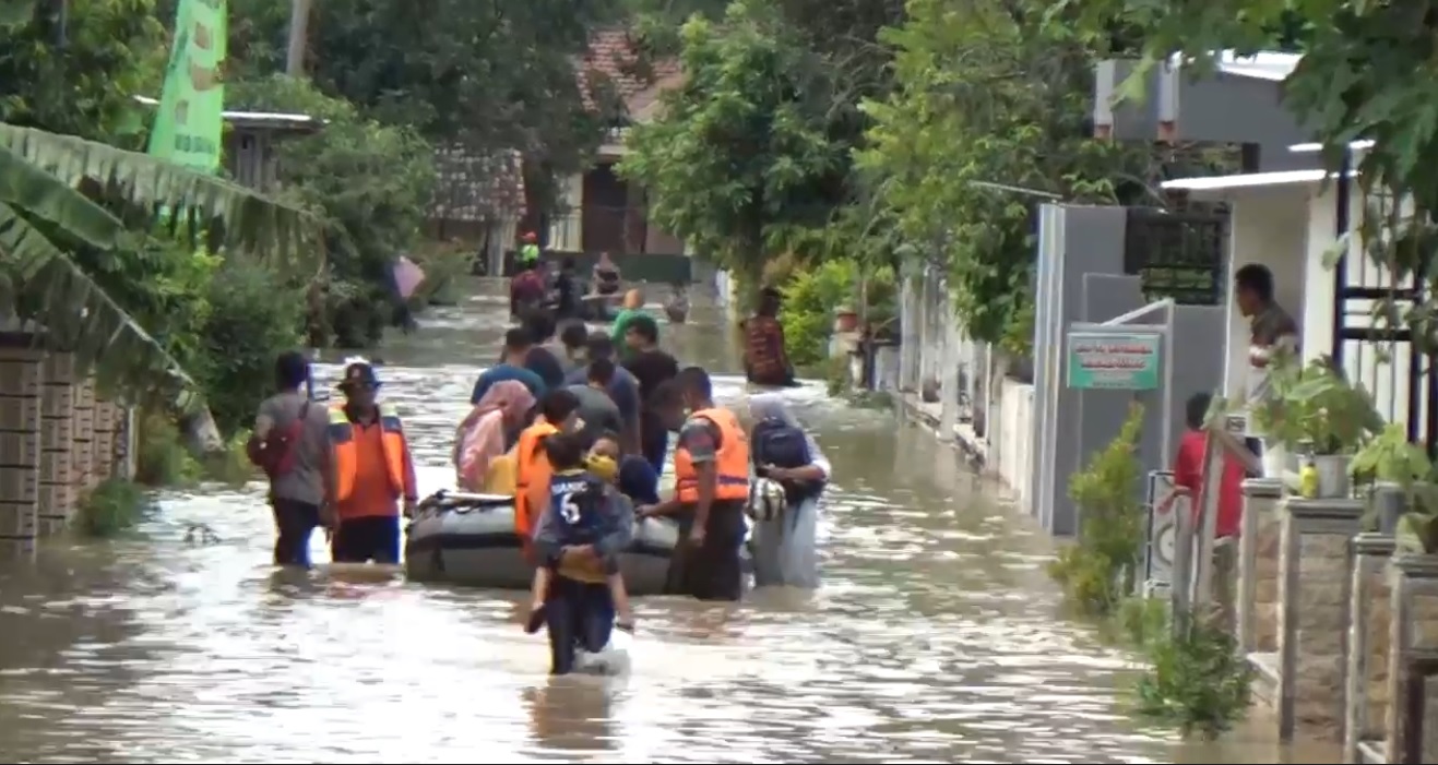 Petugas BPDB Jombang mengevakuasi warga yang terdampak banjir di Jombang (Foto / Metro TV)