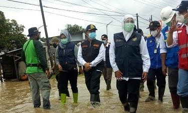 Gubernur Jatim Khofifah Indar Parawansa meninjau banjir di Desa Gondangmanis, Kecamatan Bandar Kedungmulyo (Foto / Metro TV) 