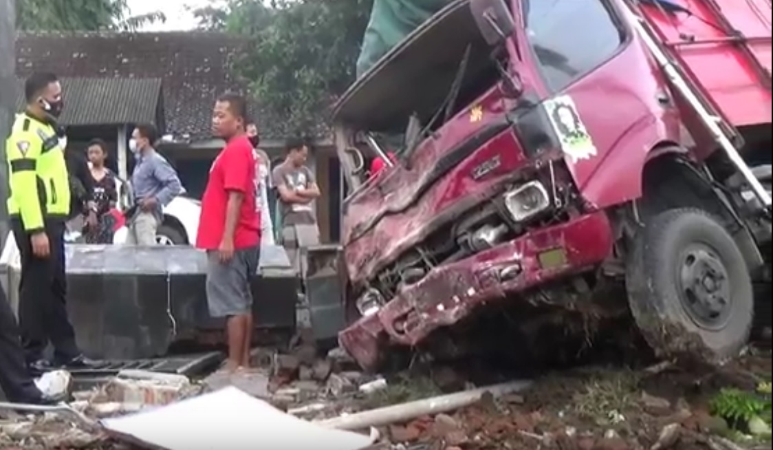 Polisi memeriksa sejumlah saksi di tempat kejadian tabrakan maut di Banyuwangi. (metrotv)