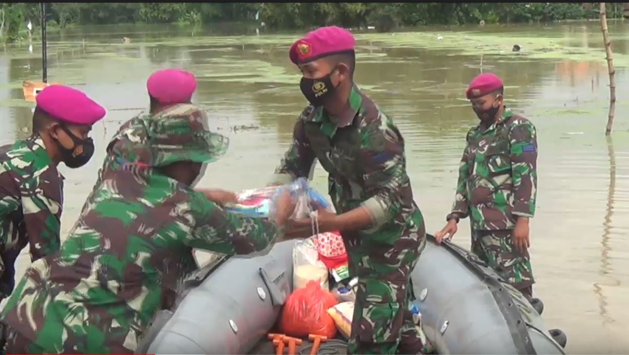 Pasukan marinir diterjunkan untuk mengirim bantuan logistik di kawasan terisolir banjir. (metrotv)