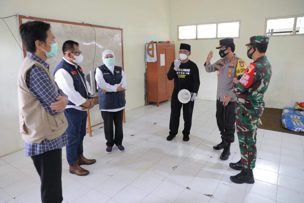 Gubernur Jatim Khofifah Indar Parawansa, saat meninjau Kampung Tangguh Semeru di Desa Ngale, kecamatan Pilang Kenceng, Kabupaten Madiun