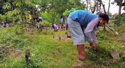 Aksi bersih-bersih makam yang dilakukan Paguyuban Pemulung Ponorogo. (metrotv)