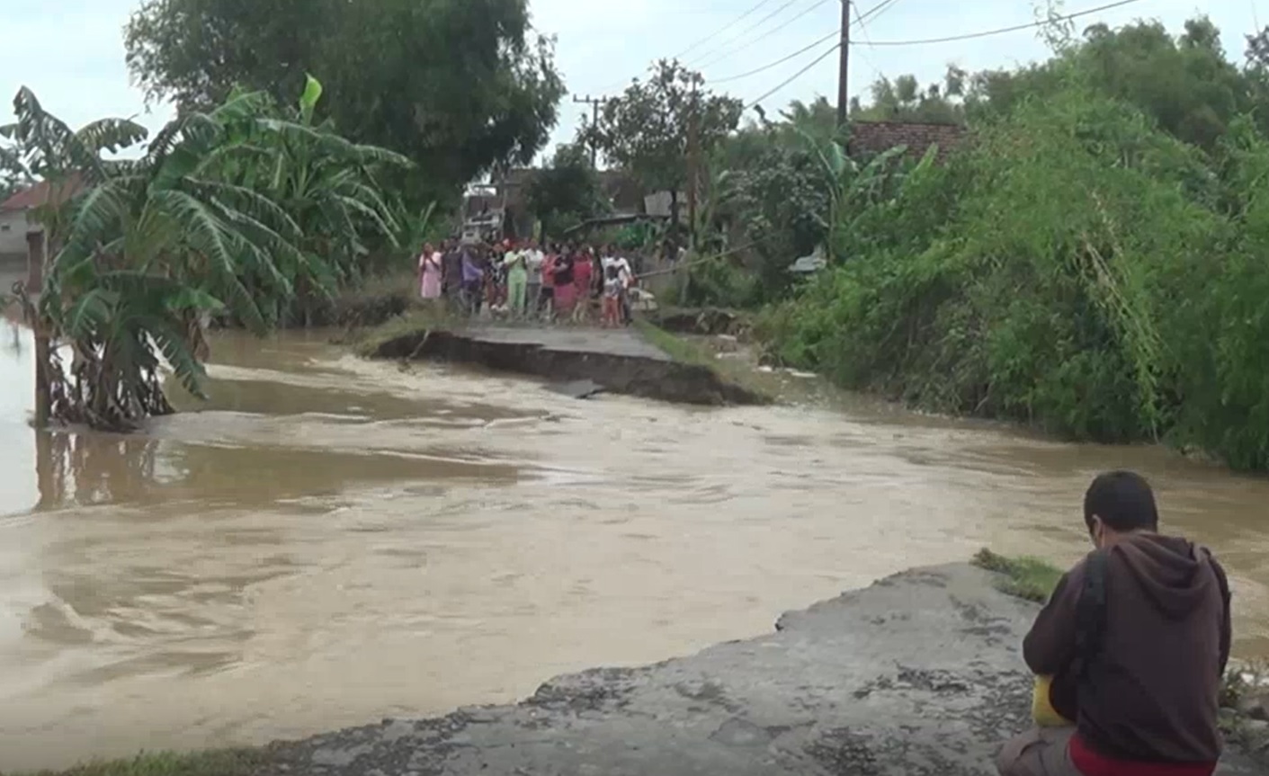 Kondisi jalan antar desa di Kabupaten Jombang yang terputus akibat terjangan banjir. (metrotv)