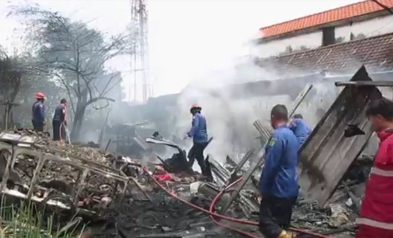 Petugas PMK tengah melakukan pembasahan di lokasi kebakaran (Foto / Metro TV)