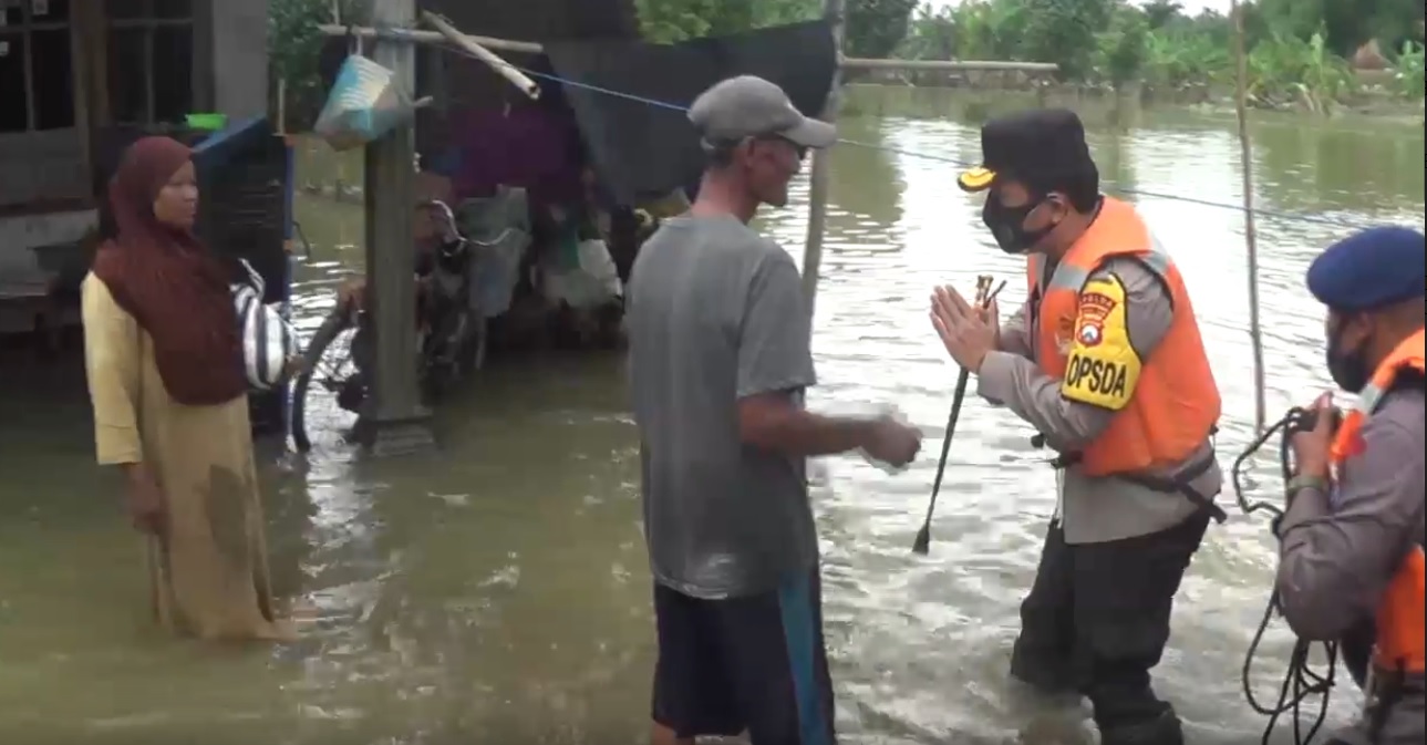 Kapolda Jawa Timur, Irjen Nico Afinta menemui salah satu warga yang rumahnya terdampak banjir dan meminta mereka untuk dievakuasi (Foto / Metro TV)