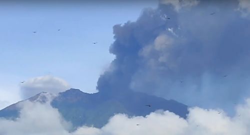 Semburan asal kelabu terlihat dari puncak Gunung Raung, Rabu 10 Februari 2021. (metrotv)