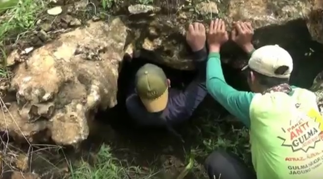 Mulut Gua Gamelan yang berada di tengah-tengah perkebunan jagung. (metrotv)