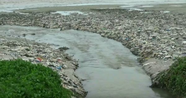 Pesisir Pantai Utara Tuban Tercemar Limbah Popok