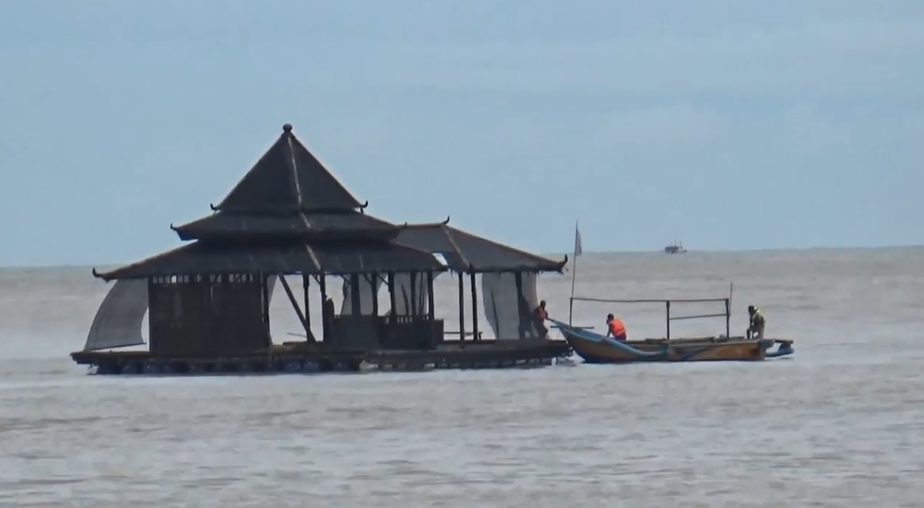 Sejumlah santri mengevakuasi barang-barang yang masih tersisa di dalam masjid yang terseret hingga ke tengah laut (Foto / Metro TV)