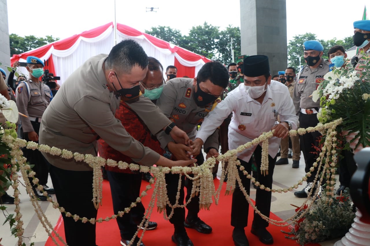 Kapolda Jatim Irjen Pol Nico Afinta bersama PLT Bupati Gresik M Qosim saat meresmikan kantor Mapolres Gresik baru (Foto / Metro TV)