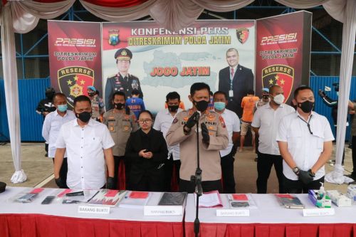 Kabid Humas Polda Jatim, Kombes Gatot Repli Handoko menunjukkan barang bukti pemalsuan dokumen ekspor kendaraan bodong ke Timor Leste (Foto / Metro TV)