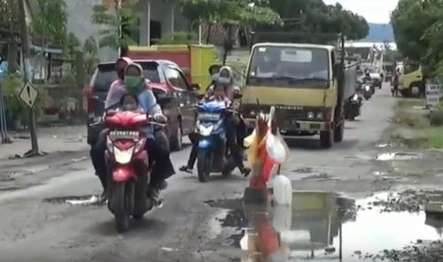 Kondisi jalan rusak di wilayah Tulungagung membahayakan pengguna jalan. (metrotv)