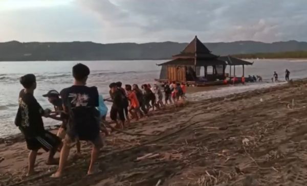 Allahu Akbar....! Masjid Apung Pacitan Berhasil Ditarik dari Tengah Lautan