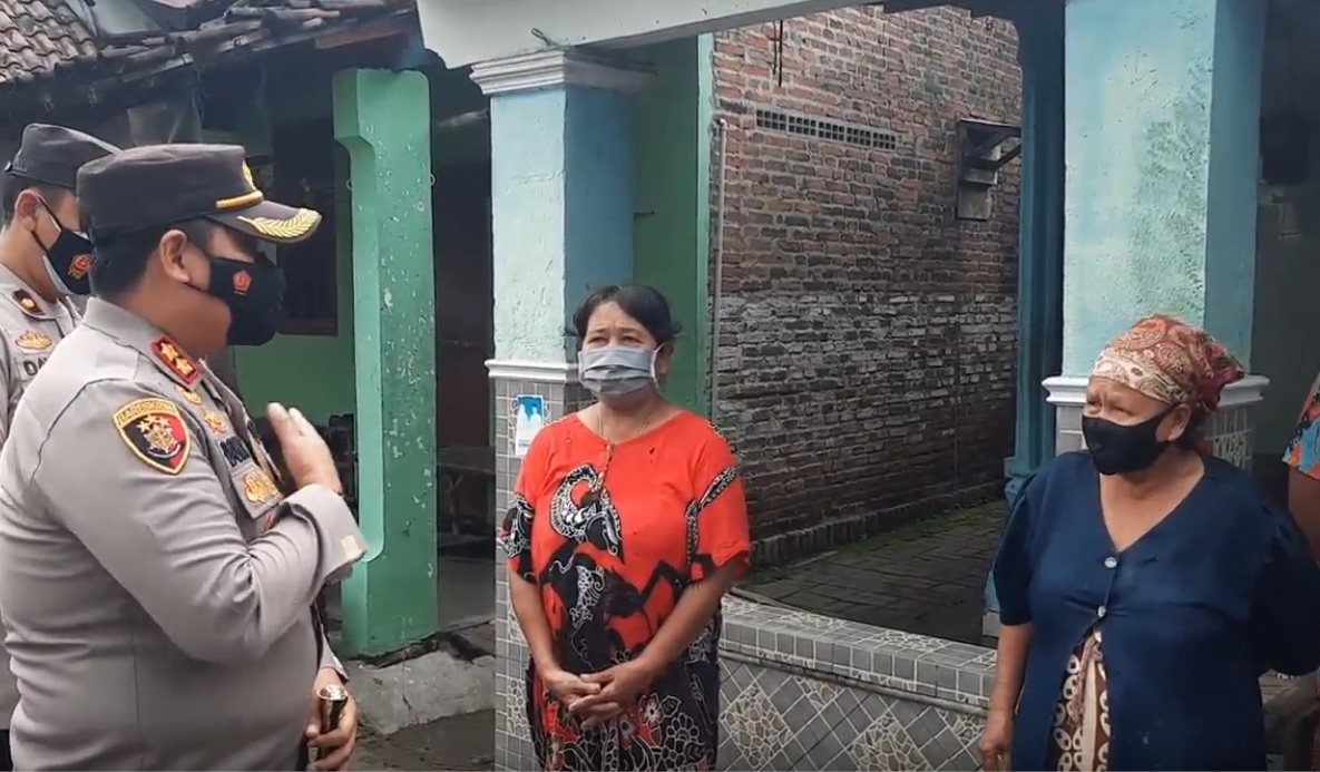 Kapolres Mojokerto, AKBP Dony Alexander meninjau pelaksanaan PPKM Mikro. (metrotv)