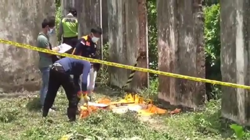 Polisi mengevakuasi dan melakukan olah tkp di lokasi tempat penemuan mayat korban perempuan yang setengah badannya terkubur dalam tanah (Foto / Metro TV)