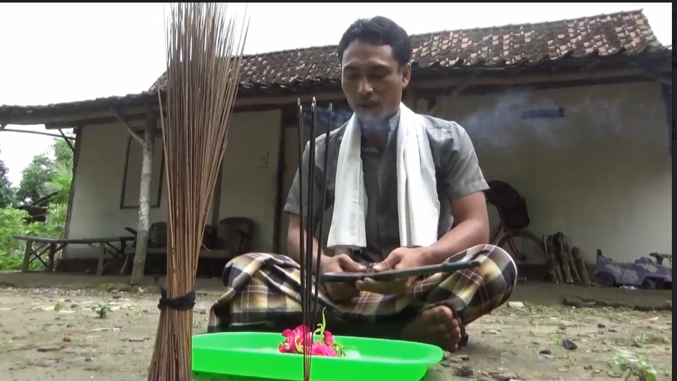 Imam Sholikin saat mencoba menunda turunnya hujan di kawasan tempat tinggalnya (Foto / Metro TV)