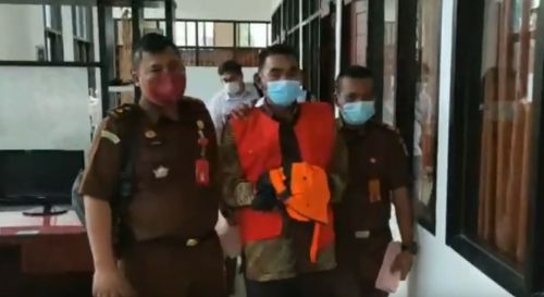 Matja'i ditahan Kejari Gresik setelah diduga melakukan tindak pidana korupsi dana pembangunan waduk dan air besrih (Foto / Metro TV)