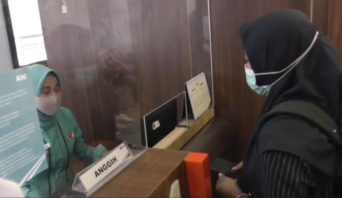 Salah satu penumpang kereta api membeli tiket untuk perjalanan ke Jakarta (Foto / Metro TV)