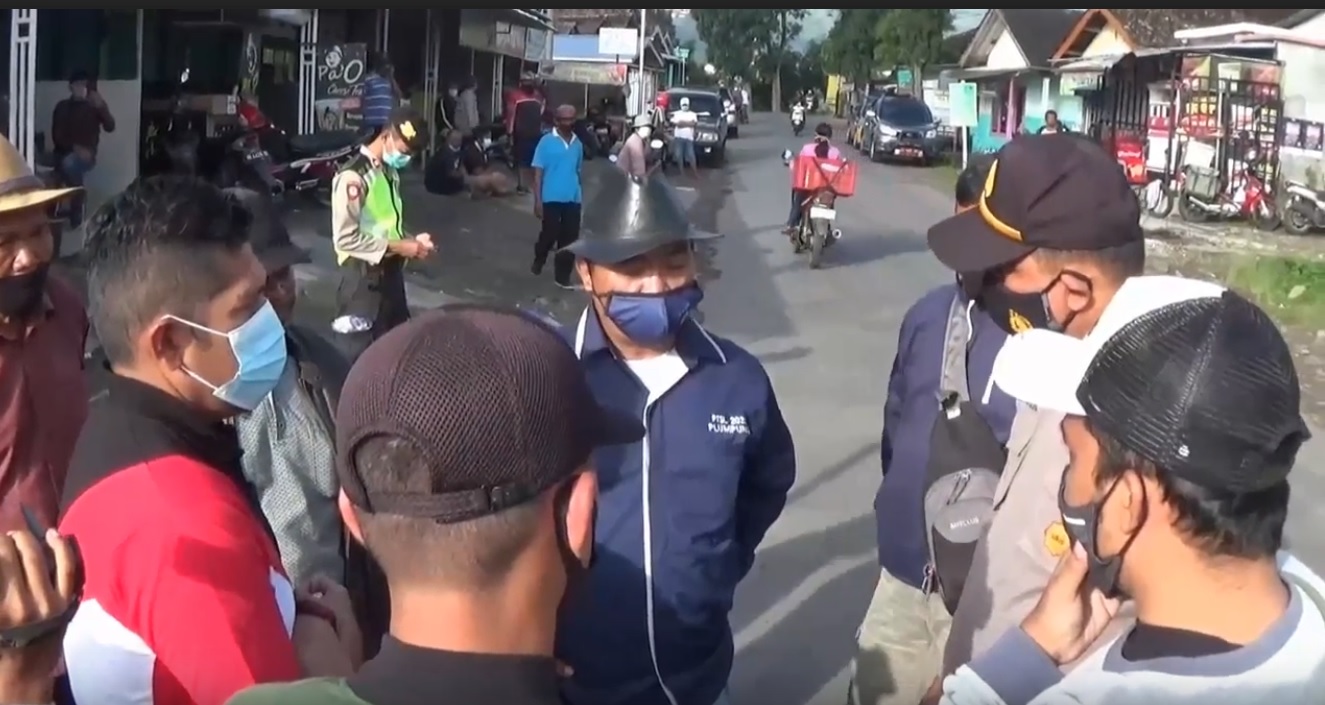 Petugas Bubarkan Pasar Hewan Magetan