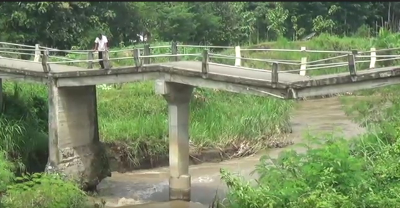 Kondisi jembatan embatan utama penghubung antar kecamatan Bandar Kedungmulyo dan Kecamatan Perak memprihatikan usai diterjang banjir (Foto / Metro TV)