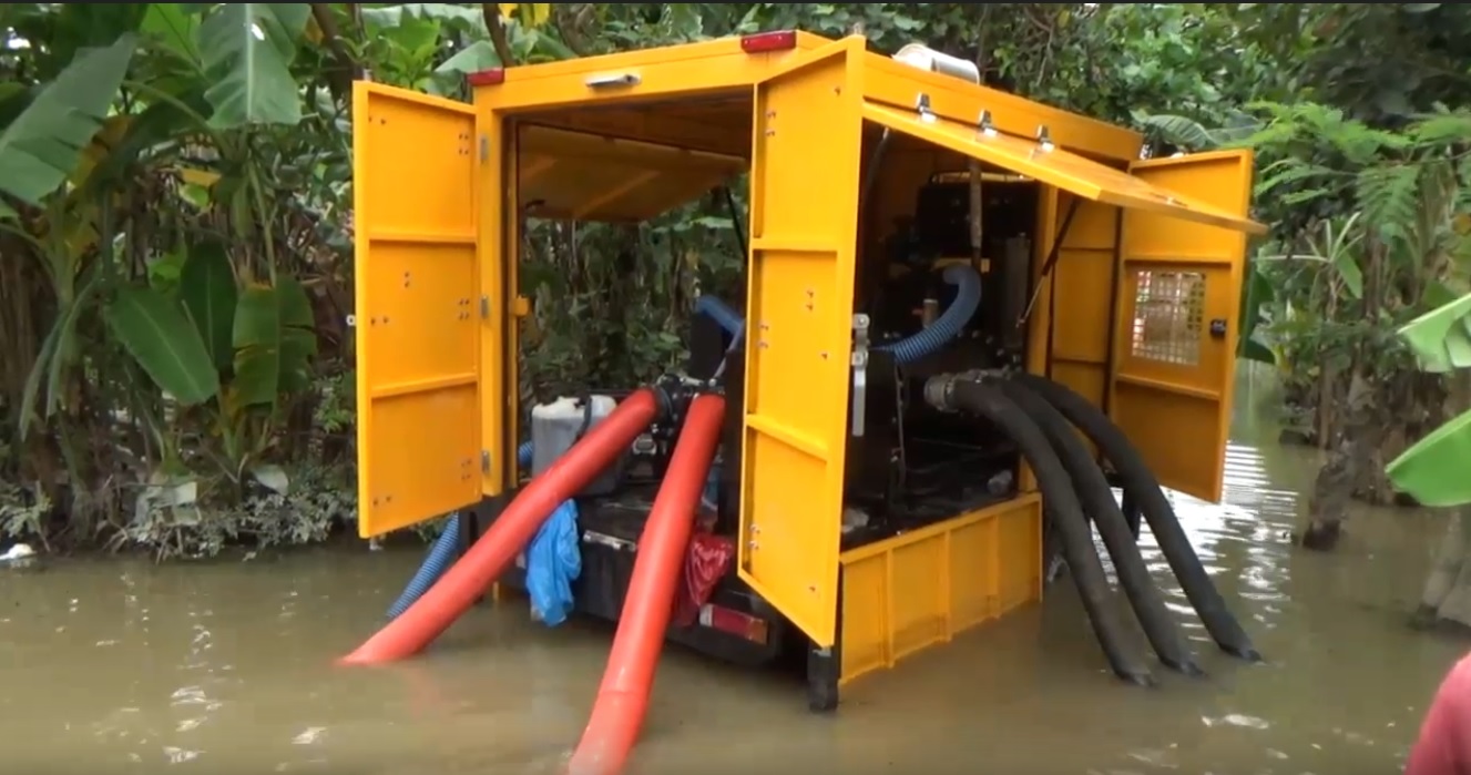 BPBD Jatim menerjunkan pompa air untuk agar banjir yang mengenangi tiga desa di Bandarkedungmulyo segera surut (Foto / Metro TV)